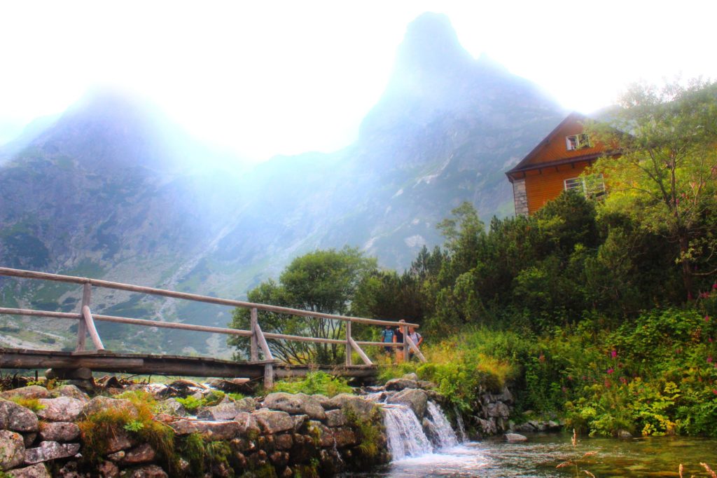 most prowadzący nad potokiem do chaty nad zielonym stawem kieżmarskim w tle tatrzańskie szczyty tatr wysokich