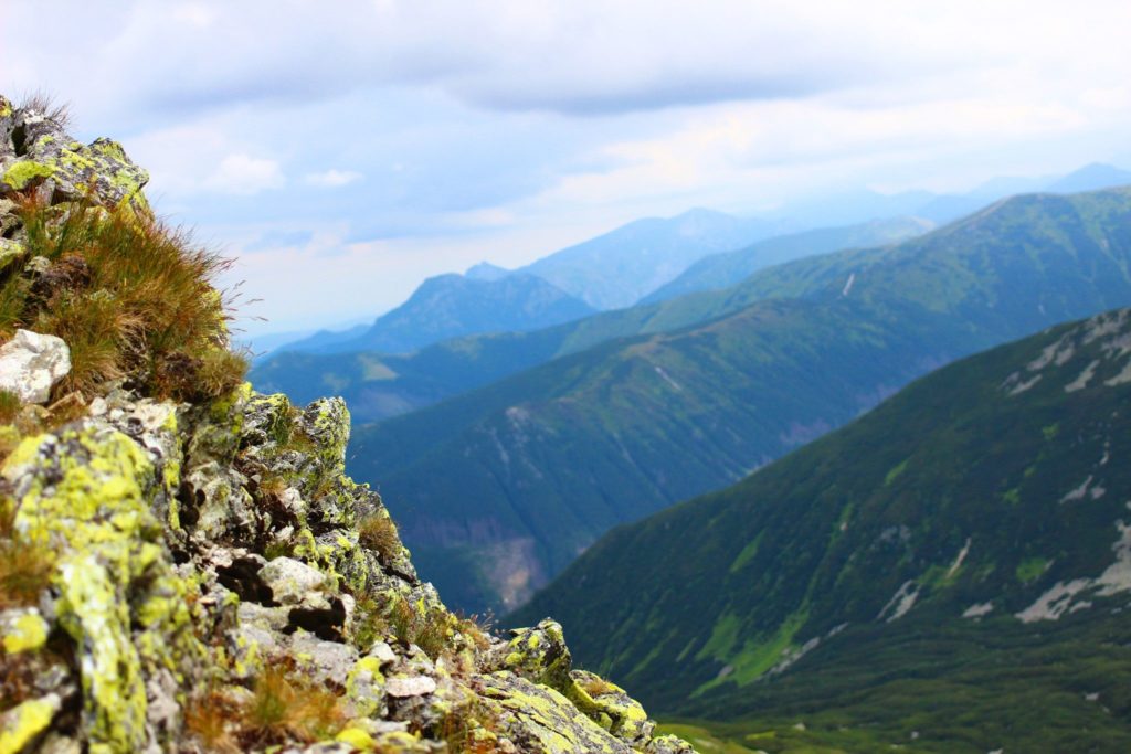 Widok rozciągający się na tatrzańskie szczyty z miejsca noszącego nazwę Przedni Salatyn