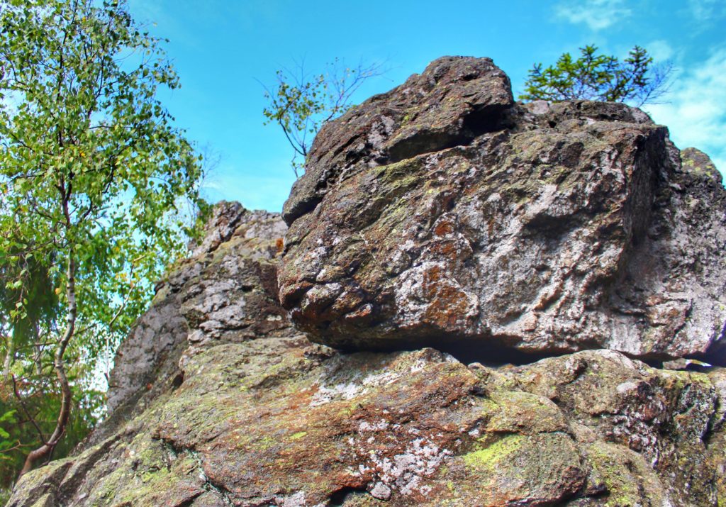 Formacja skalna na żółtym szlaku na Wysoki Kamień ze Szklarskiej Poręby - Mnich Dzwonnica, niebieskie niebo