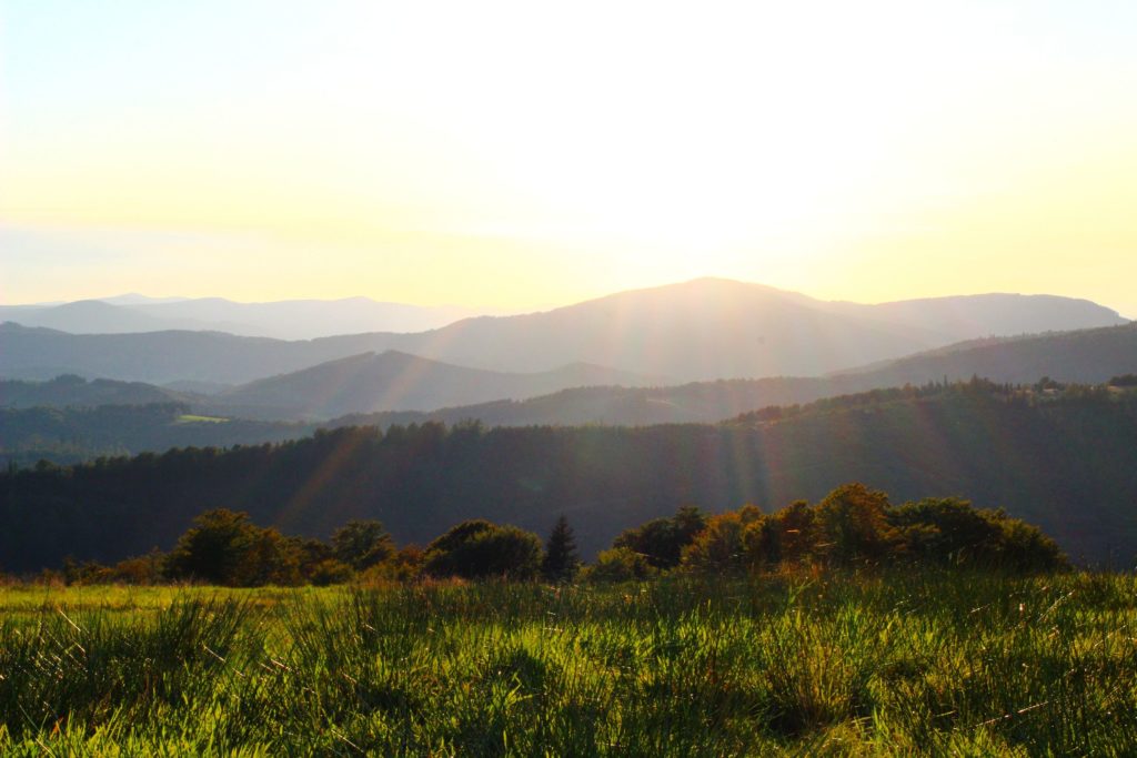 Hala Jaworowa, pobliskie góry oświetlone przez promienie słoneczne