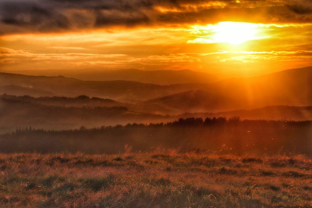 Jesień, zachód słońca na Hali Jaworowej w Beskidzie Śląskim, krajobraz górski