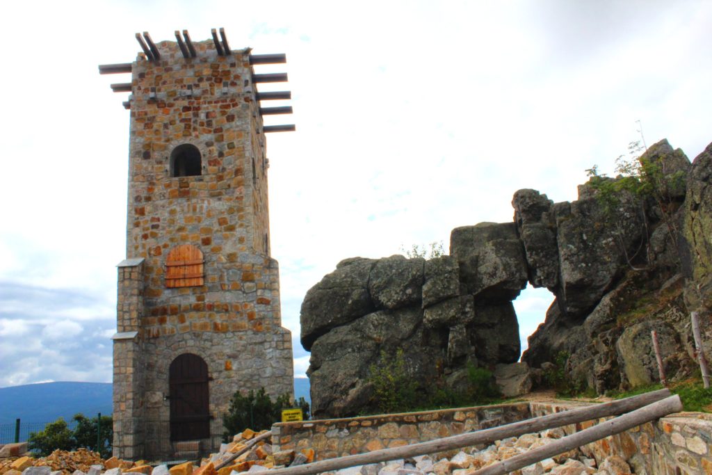 Kamienna wieża widokowa na Wysokim Kamieniu, skały