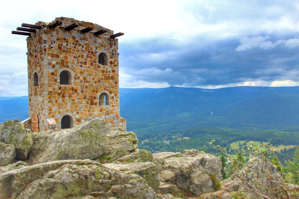 Kamienna wieża widokowa na Wysokim Kamieniu na tle karkonoskich szczytów