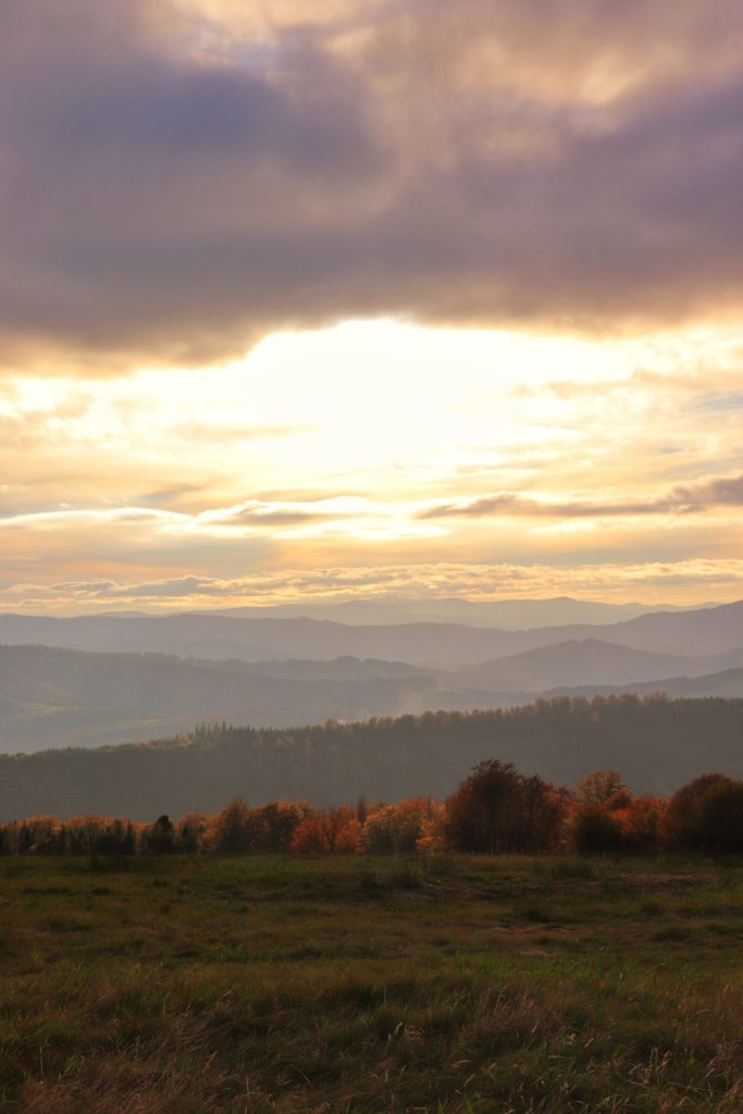 Krajobraz górski, widok z Hali Jaworowej, jesienny zachód słońca
