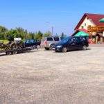 Parking znajdujący się przed budynkiem DW koronka w Koniakowie, zaparkowane na nim samochody