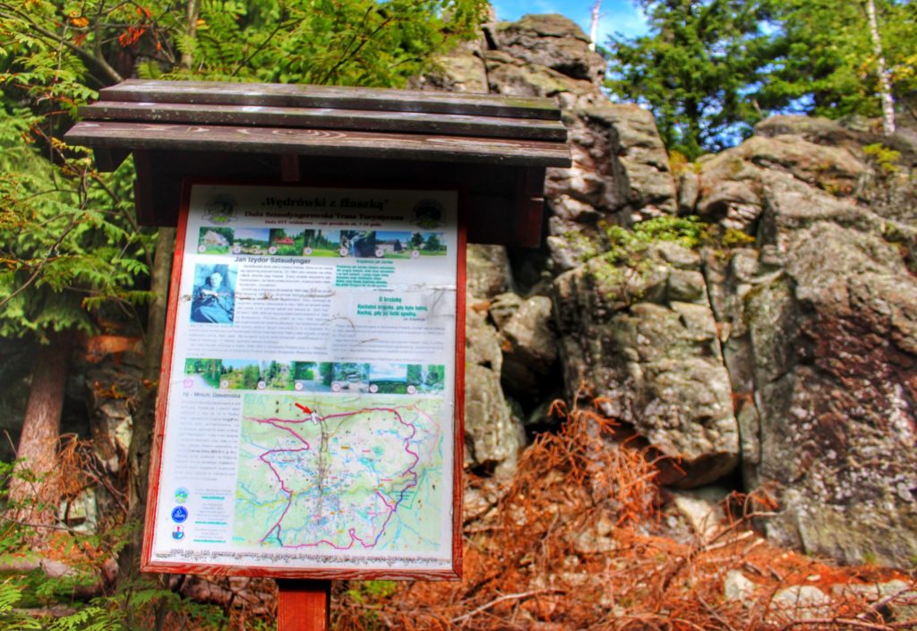Tablica informacyjna na żółtym szlaku na Wysoki Kamień stojąca przy skale Mnich Dzwonnica