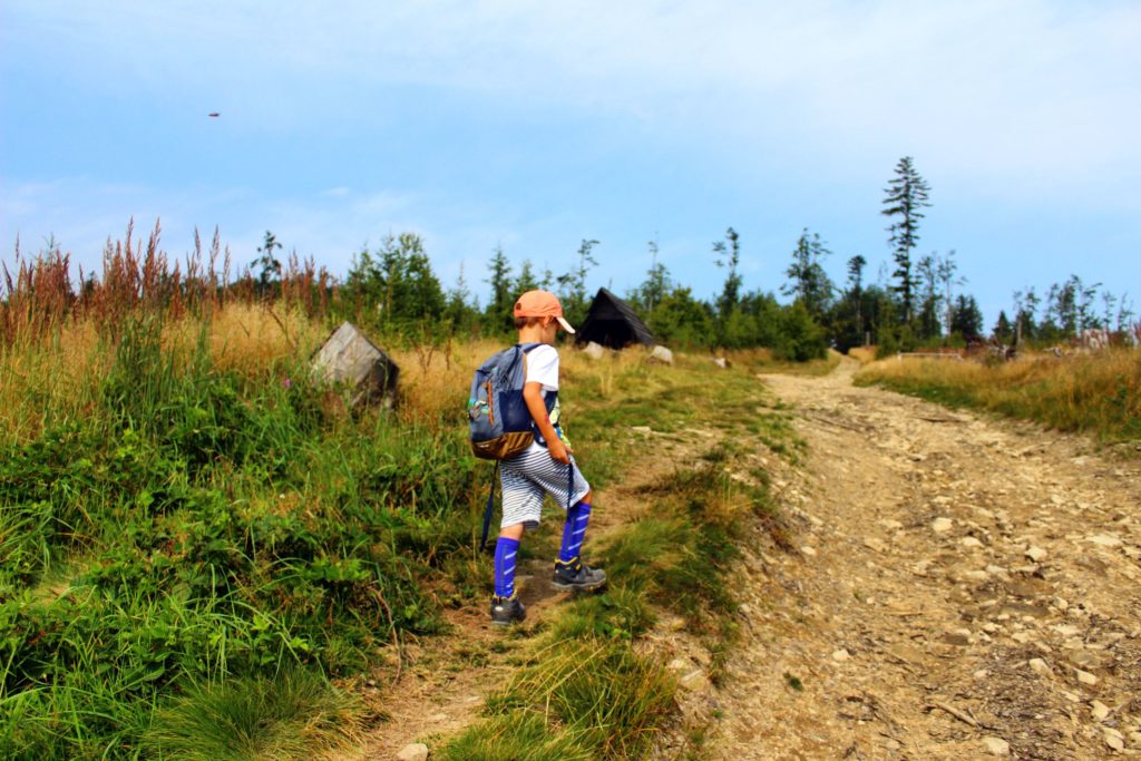 dziecko idące w stronę wiaty na czarnym szlaku na Halę Kamińskiego