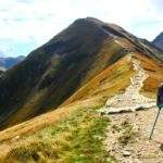 dziecko w wędrujące z Rakonia na Wołowiec, podejście w jesiennych barwach