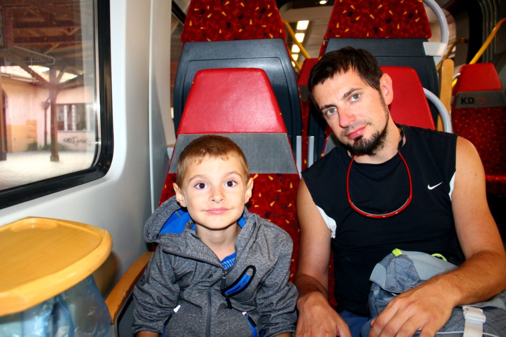 mężczyzna z dzieckiem w pociągu