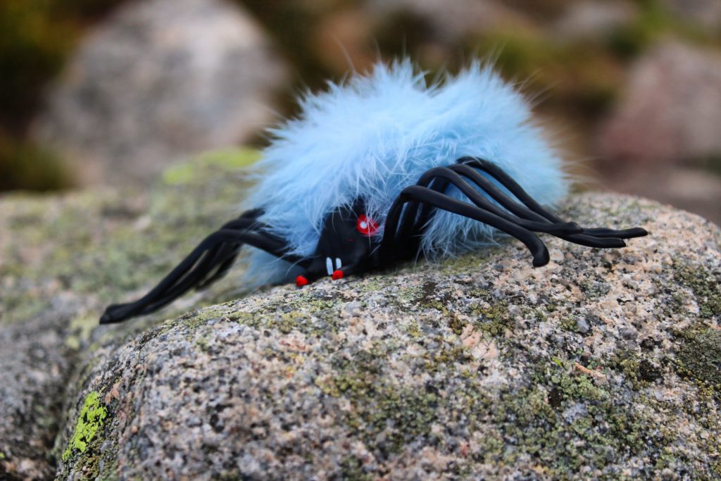 niebieski pająk zabawka siedzący na skale