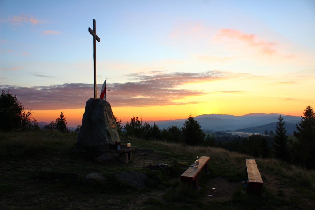 pomnik - krzyż na Koczym Zamku tuż przed wschodem słońca, widoki górskie