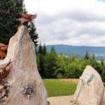 skały z sowami, jaszczurką stojące przy schronisku Kamieńczyk, widok górski rozciągający się z okolic schroniska