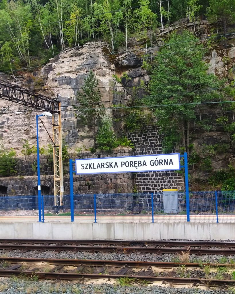 stacja kolejowa Szklarska Poręba Górna, tory kolejowe, skalna ściana