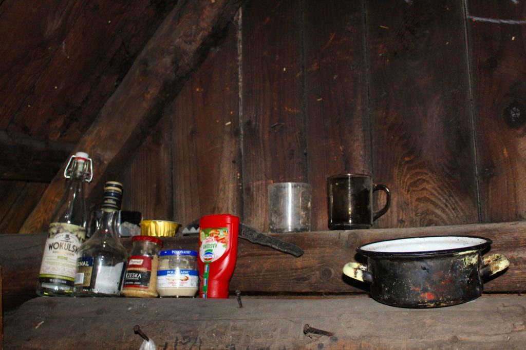 wewnątrz drewnianego szałasu, stare naczynia, produkty żywnościowe