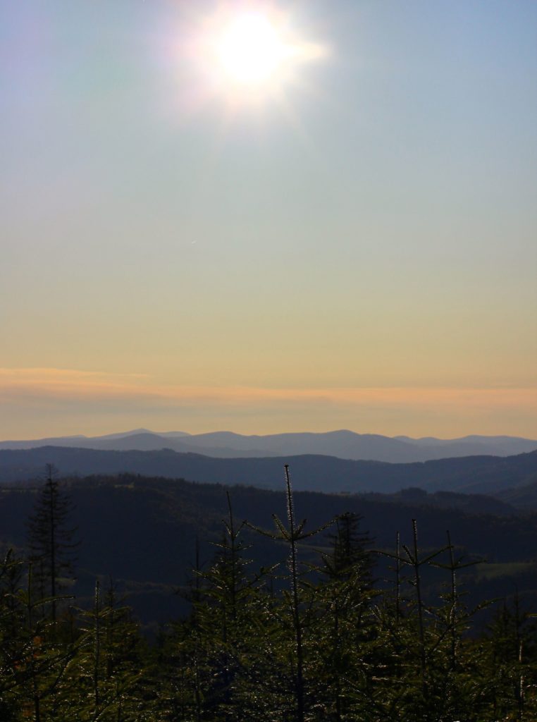 widoki na oświetlone przez słońce góry na czerwonym szlakiem w okolicach szczytu Grabowa