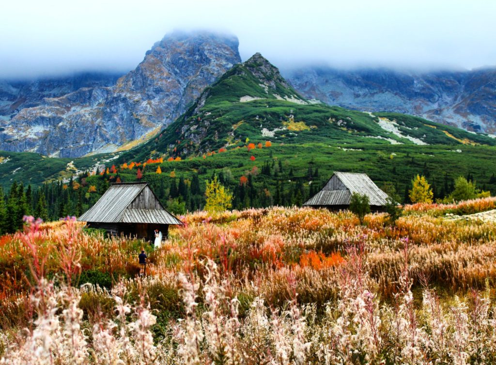 Hala Gąsienicowa w jesiennych barwach, chmury nad Kościelcem, drewniane chatki