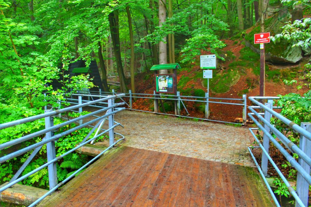 Most prowadzący do kasy Karkonoskiego Parku Naroowego, szeroka, brukowana różka, zielony las