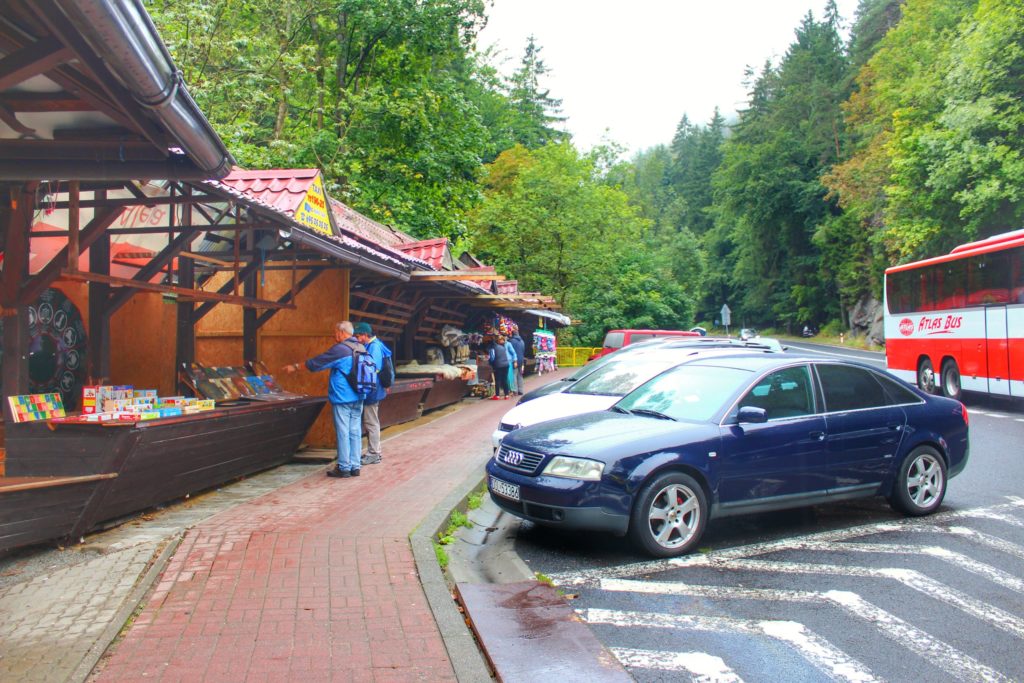Parking przy Wodospadzie Szklarki, stoiska z pamiątkami