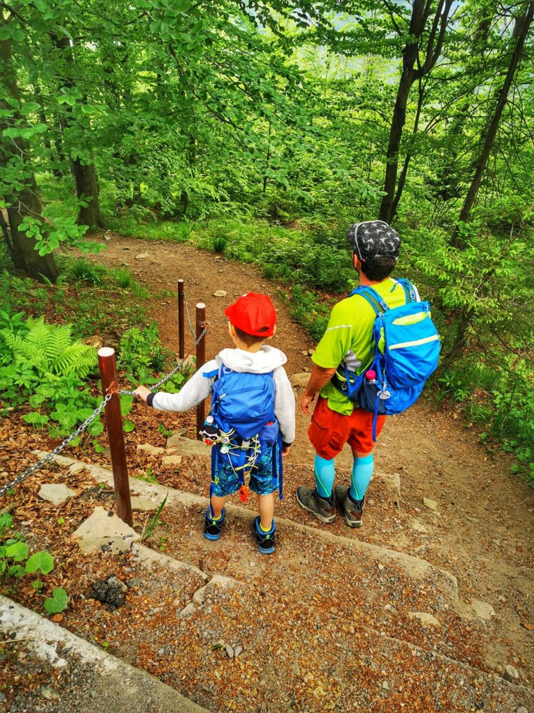 Schody, łańcuchy na żółtym szlaku schodzącym z Białego Krzyża na Trzy Kopce Wiślańskie, turysta z dzieckiem, ścieżka leśna
