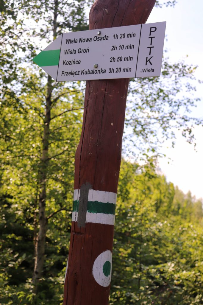 Smerekowiec w Beskidzie Śląskim, drogowskazy opisujące przebieg szlaku zielonego