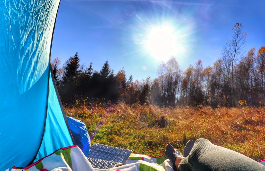 Turystka odpoczywająca w namiocie na Wielkiej Zabawie - szczyt w Beskidzie Śląskim, słoneczny, jesienny dzień