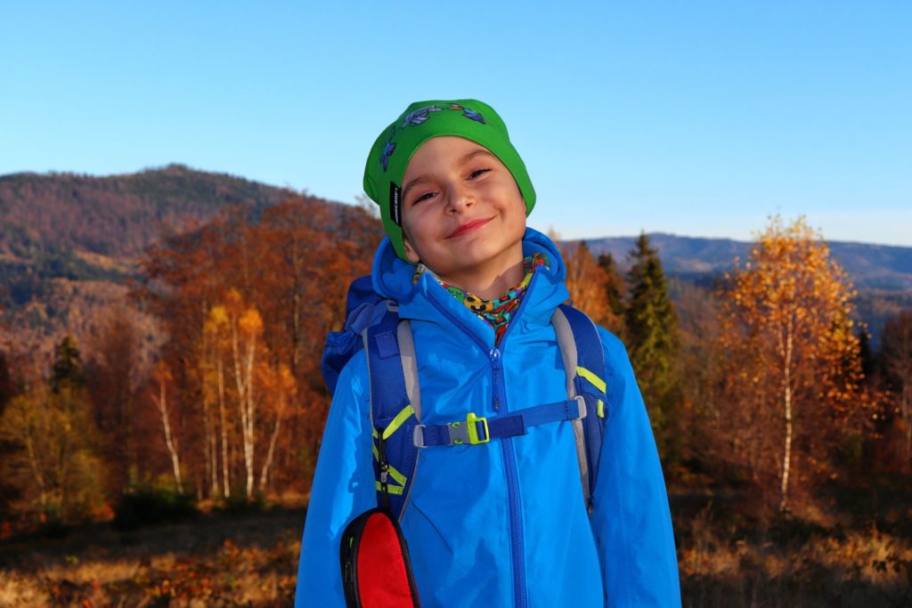 Uśmiechnięte dziecko na Górze Zabawa w Beskidzie Śląskim, jesienne popołudnie