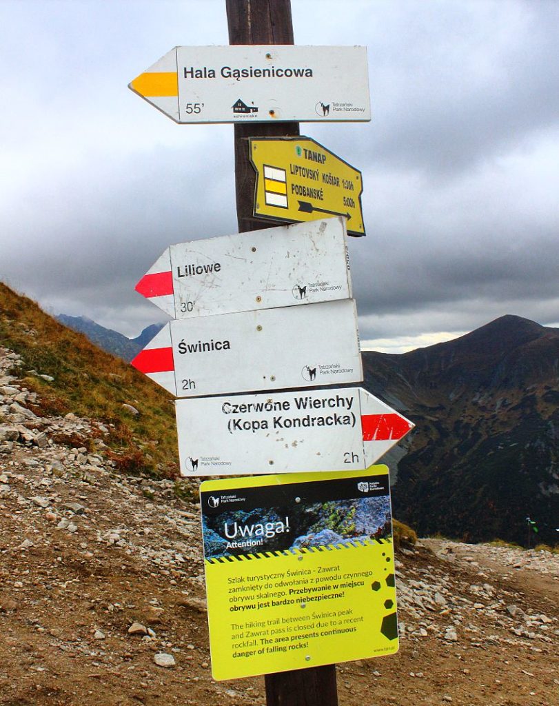 drogowskaz na Kasprowym Wierchu opisujący szlaki czerwone oraz szlak żółty na Halę Gąsienicową