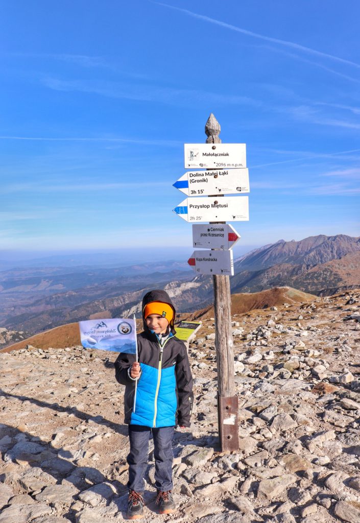 dziecko na szczycie Małołączniak w tle tatrzańskie szczyty