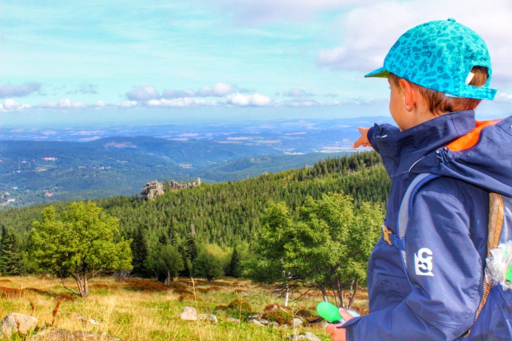 dziecko stojące i wskazujące palcem widoki górskide, okolica Schroniska Pod Łabskim Szczytem