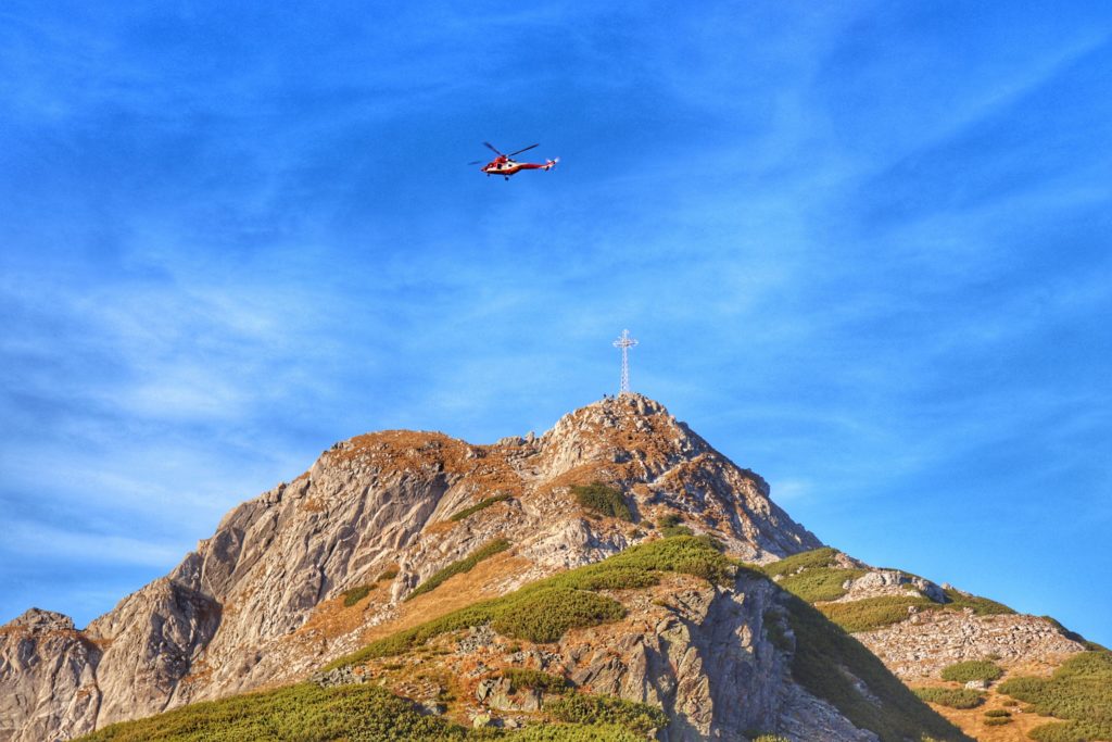 helikopter TOPR latający nad szczytem Giewont, błękitne niebo
