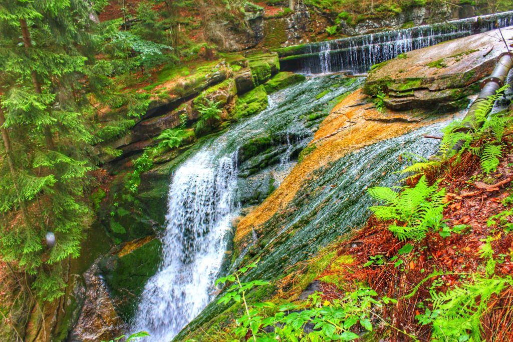 kaskady,wodospady w okolicach Wodospadu Szklarki, leśna sceneria