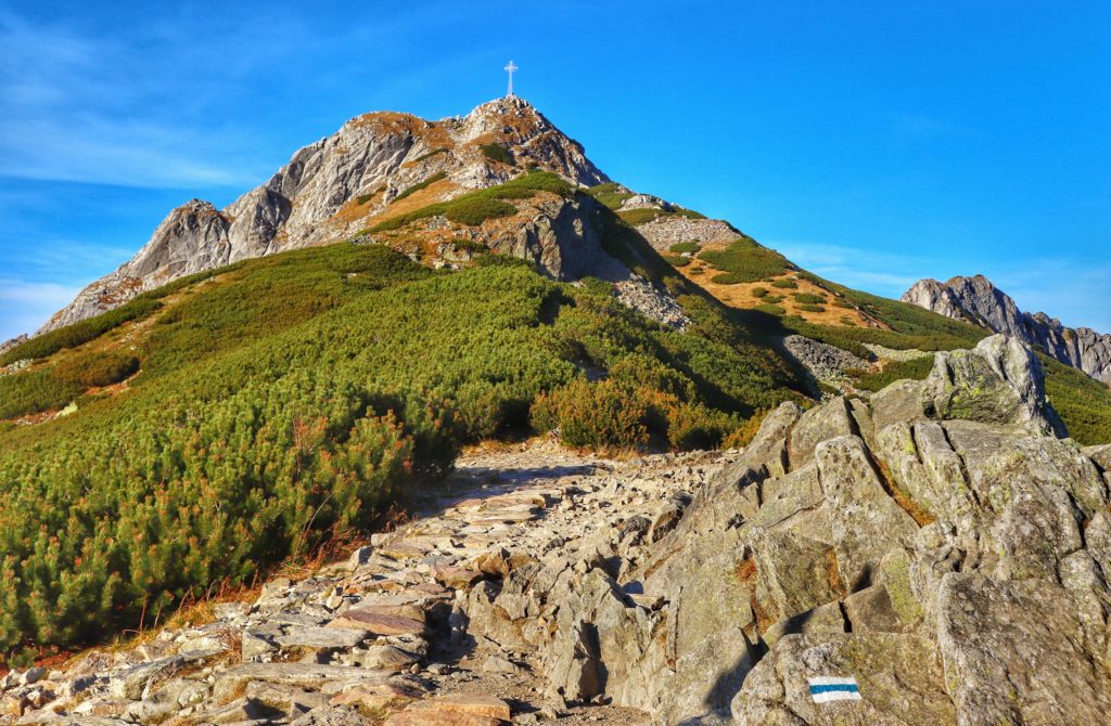 podejście oraz szczyt Giewont widoczny z niebieskiego szlaku prowadzącego z Przełęczy Kondrackiej na Giewont