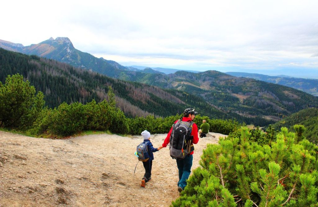 strome zejście na tatrzańskim szlaku, mężczyzna z dzieckiem, widoki górskie