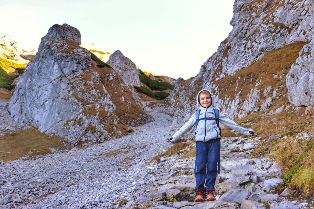Kobylarzowy Żleb i szczęśliwe dziecko stojące przy skałach