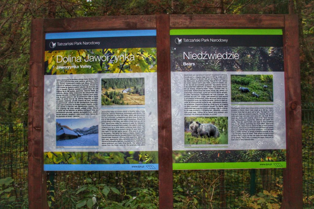 tablica informująca turystów o Dolinie Jaworzynka oraz o występowaniu na terenie TPN niedźwiedzi