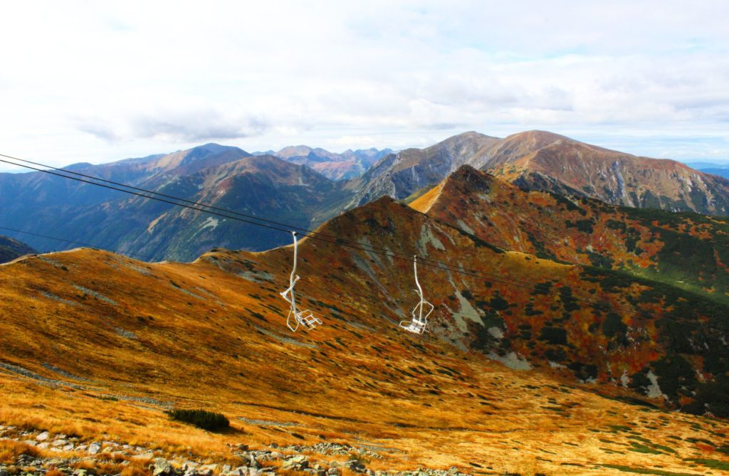 widok na Tatry Zachodnie w jesiennej odsłonie, wyciąg krzesełkowy w okolicach Kasprowego Wierchu
