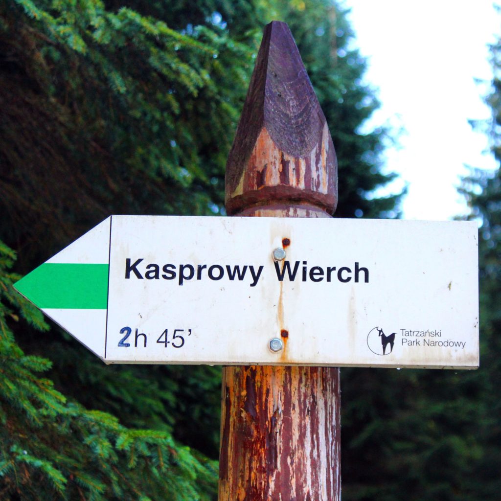 zielony szlak na Kasprowy Wierch, drogowskaz informujący o 2 godzinach 45 minutach drogi na szczyt Kasprowego Wierchu