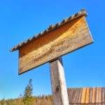 Drewniana ttablica na Polanie Kopieniec informująca o kulturowym wypasie owiec