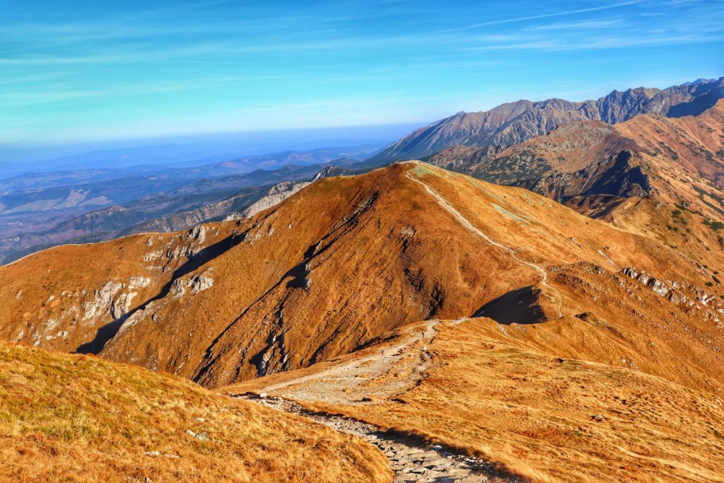 Zejście ze szczytu Małołączniak w kierunku Kopy Kondrackiej, piękne jesienne barwy