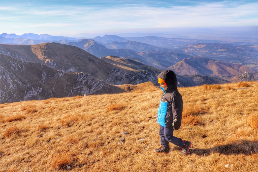 dziecko na szczycie Małołącznik na tle Tatrzańskich szczytów