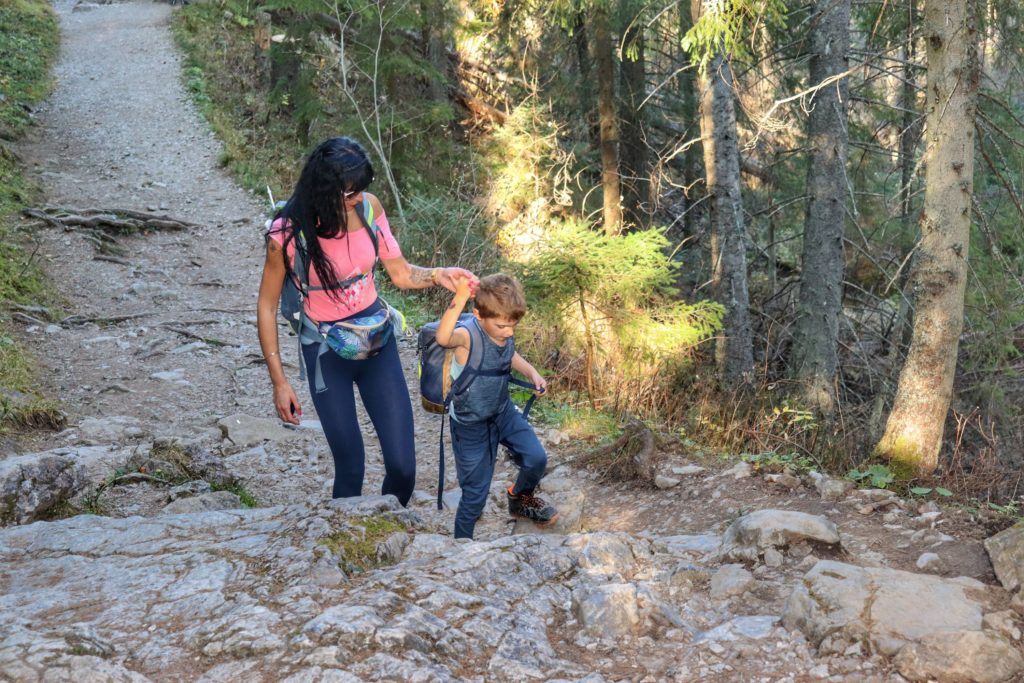 kobieta z dzieckiem pokonująca skalne podejście na tatrzańskim szlaku