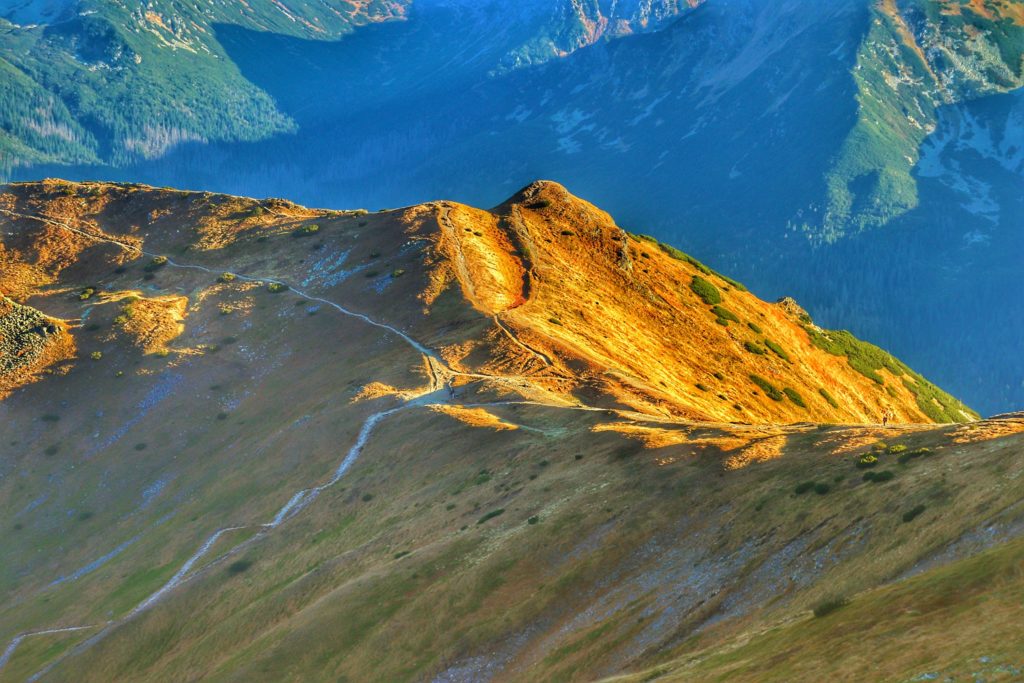 oświetlony przez słońce tatrzański szczyt Tatr Zachodnich, okolice Kopy Kondrackiej