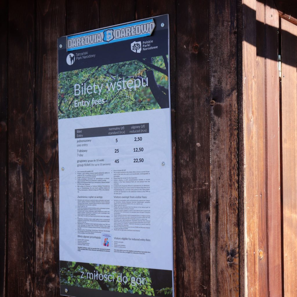 tablica wisząca na kasie TPN przedstawiająca cennik biletów Tatrzańskiego Parku Narodowego