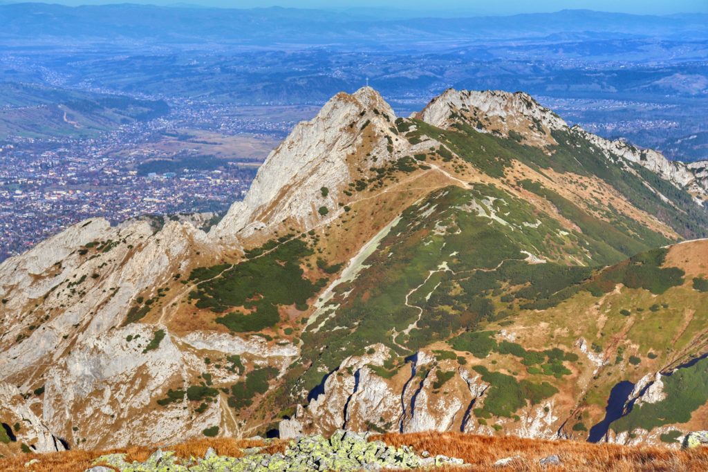 widok na szczyt Giewont oraz miasto Zakopane z okolic Czerwonego Grzbietu