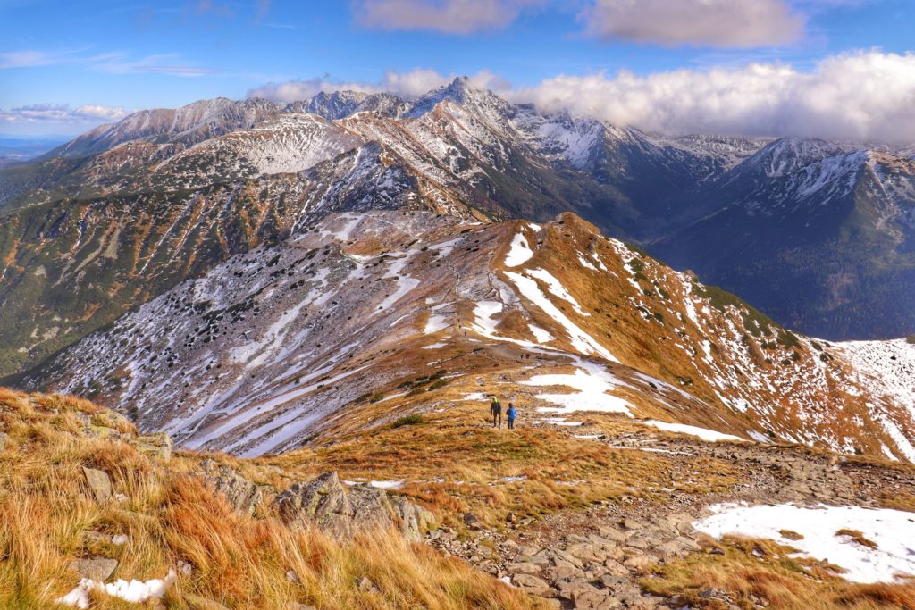 widok z Kopy Kondrackiej na Tatry, plamy śniegu, jesienna trawa