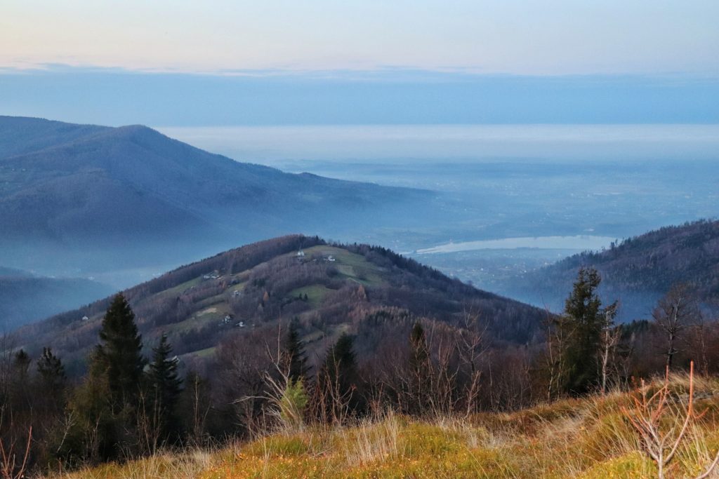 Krajobraz górski, mgły podziwiane ze szczytu Kiczera