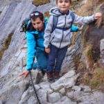 zadowolone dziecko z tatą na łańcuchach na niebieskim szlaku na szczyt Małołączniak