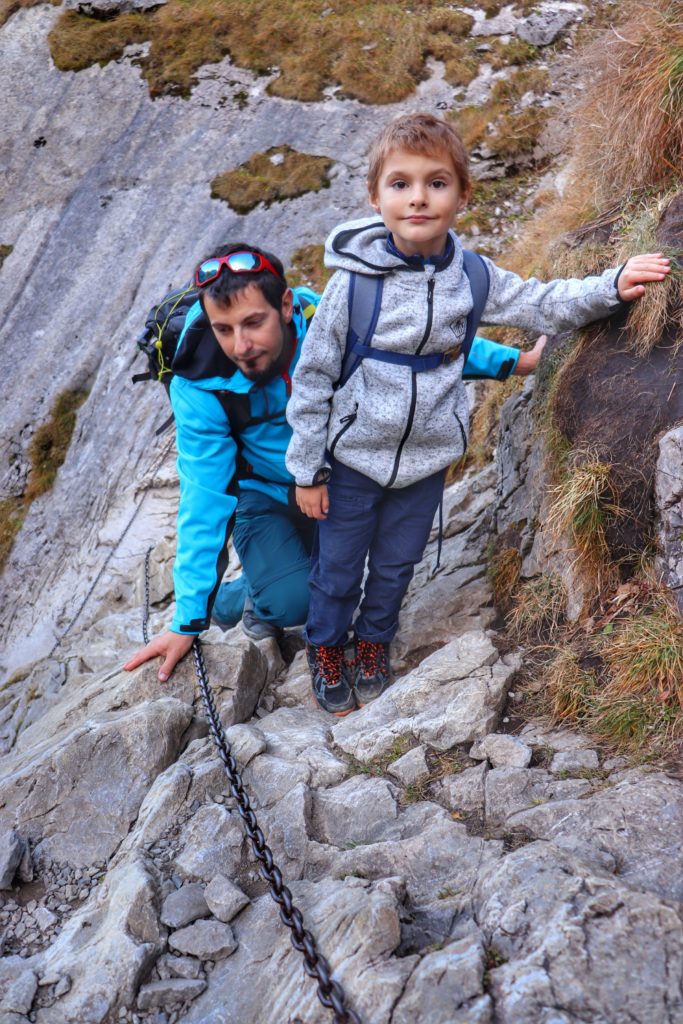 zadowolone dziecko z tatą na łańcuchach na niebieskim szlaku na szczyt Małołączniak