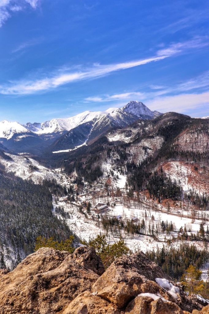 Krajobraz górski rozciągający się ze szczytu Nosal w Tatrach Zachodnich, skały, niebieskie niebo