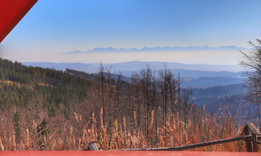 Krajobraz górski, w tle widoczne Tatry we mgle, w koło jesień, taras schroniska na Hali Krupowej